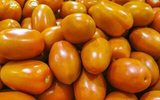 Tomates tomate vegetales en el mercado en México. foto