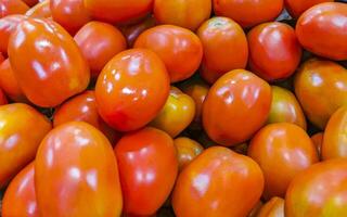 Tomates tomate vegetales en el mercado en México. foto