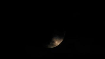 Luna parcialmente oscurecido por nubes a noche video