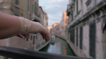 elegante guanti bianchi mano su Venezia ponte rotaia video