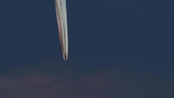 flygplan med levande contrail i blå himmel video