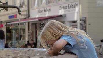jovem menina bebendo a partir de cidade fonte dentro baden-baden video