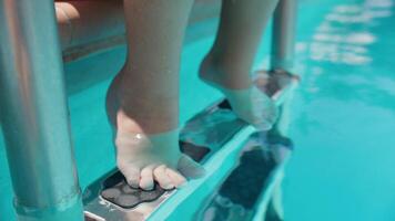 criança à beira da piscina passos video