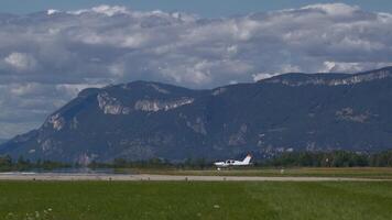 piccolo elica aereo rullaggio prima montagne video