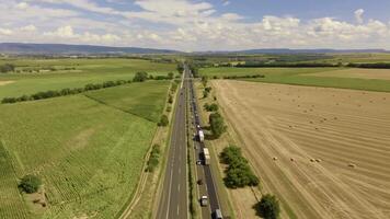 Antenne Aussicht von der Verkehr Marmelade auf einer Seite von Autobahn video