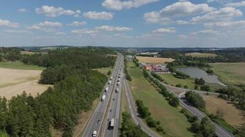 antenn framåt- flyg över en linje av lastbilar på en tysk motorväg i sommar video