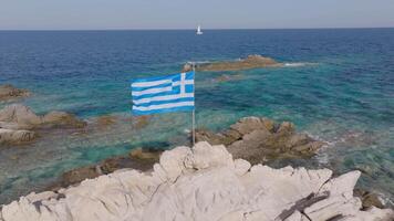 grec drapeau surplombant le égéen mer video