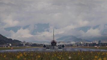 Flugzeug nehmen aus von Runway mit Berge im Hintergrund video