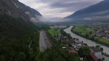 antenn antal fot av långsam filmiska rörelse genom låg moln i dolomiter österrike video