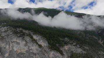 aéreo cinematográfico movimento acima envolto em nuvens dolomite montanhas video