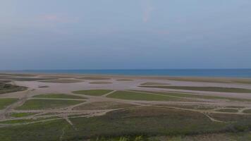 aérien coup de côtier marécages à crépuscule avec motifs dans le sable et mer video