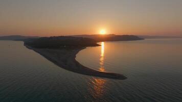 zonsopkomst over- een kust- zandbank video