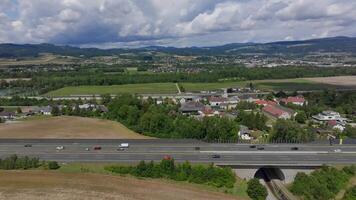 seitwärts Drohne Flug Über österreichisch Autobahn von links zu richtig video