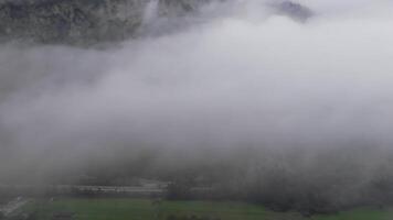 Antenne Aussicht von links zu richtig schleppend Drohne Bewegung im neblig Dolomiten Österreich beim Dämmerung video