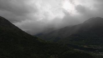 Antenne Aufnahmen von nebelig alpin Landschaft video