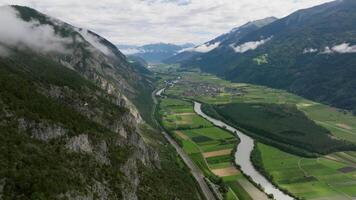 antenn filmiska perspektiv av dolomiter grönskande terräng och vattenvägar video