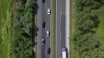 aéreo De arriba hacia abajo ver de autopista tráfico fluir en Alemania video