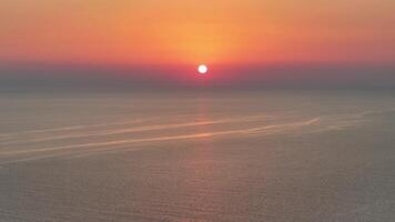 filmisch Drohne voraus gegenüber ein Sonnenuntergang Über das Meer video