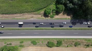 De arriba hacia abajo aéreo ver de autopista con contrastando tráfico fluir video