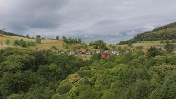 Antenne Aufnahmen von klein Deutsche Stadt, Dorf mit vielfältig die Architektur video