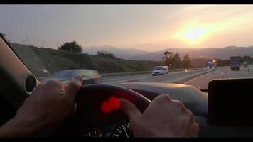 pôr do sol dirigir em uma cênico montanha rodovia video
