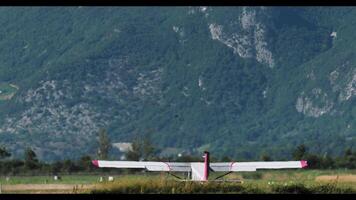 Licht Flugzeug nimmt aus mit Berge im Hintergrund video