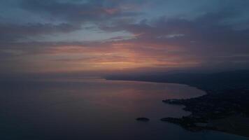 crépuscule embrasse plus de côtier paysage urbain video