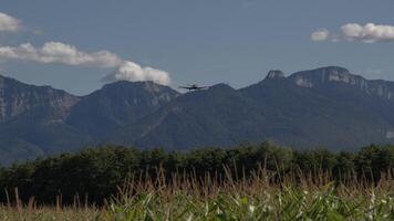 pequeno avião vôo sobre montanhas video