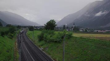 trem viagem através a enevoado Alpes video
