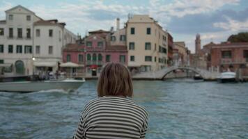 Teenager mit Blick auf Venedig Kanal Aussicht video