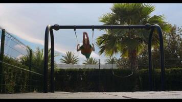 enfant balançant sur terrain de jeux balançoire ensemble video