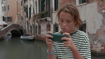 adolescente dentro Veneza com Smartphone video