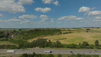 drone capture autoroute circulation de la gauche à droite sur une brillant été journée dans Allemagne video