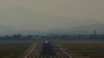 Flugzeug nehmen aus gegen Berg Hintergrund video