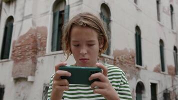 tiener gebruik makend van smartphone in Venetië video