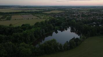 aérien soir vue de une Lac dans Prague de banlieue parc video