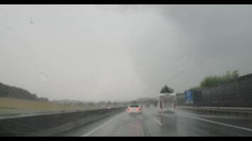 tempestoso guidare con gocce di pioggia su auto finestra video