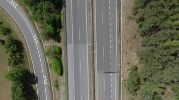 aereo dall'alto al basso Visualizza di traffico su un' Tedesco autostrada tedesca nel estate video