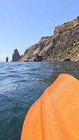 mare acqua superficie. Basso angolo Visualizza a partire dal kayak, telecamera mosche al di sopra di chiaro mare acqua. nessuno. vacanza ricreazione concetto. astratto nautico estate oceano natura. lento movimento. vicino su. verticale video