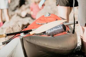 contento Pareja kayaks en un inflable kayac en el mar a puesta de sol. Pareja piragüismo en el mar cerca el isla con montañas. personas kayak en vida chaquetas navegar. espalda ver foto