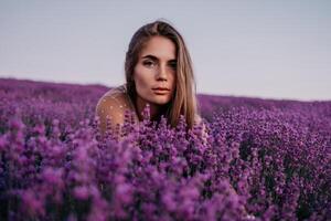 mujer lavanda campo. contento despreocupado mujer en beige vestir y sombrero con grande borde oliendo un floreciente lavanda en puesta de sol. Perfecto para inspirador y calentar conceptos en viaje y pasión de viajar. cerca arriba foto