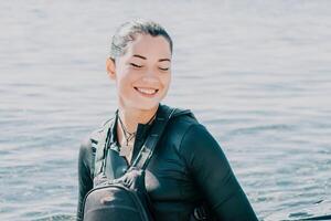 mujer mar kayac. contento sonriente mujer en kayac en océano, remar con de madera remo. calma mar agua y horizonte en antecedentes. activo estilo de vida a mar. verano vacaciones. foto