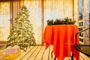 decorado Navidad árbol en de madera cubierta, creando calentar ambiente para festivo ocasión. foto