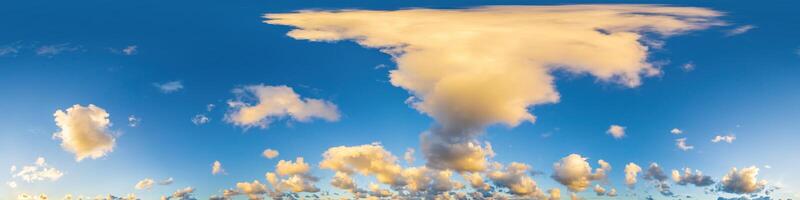 dorado brillante puesta de sol cielo panorama con cirro nubes hdr sin costura esférico equirrectangular 360 panorama. cielo Hazme o cenit para 3d visualización y cielo reemplazo para aéreo zumbido 360 panoramas. foto