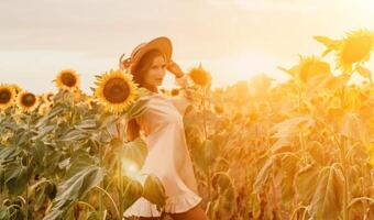 mujer en girasol campo. contento niña en un Paja sombrero posando en un vasto campo de girasoles a atardecer, disfrutar tomando imagen al aire libre para recuerdos. verano tiempo. foto