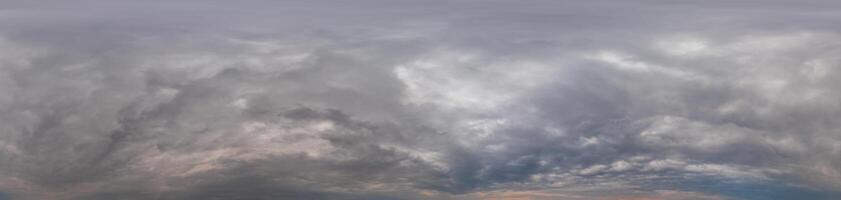 cielo panorama en nublado lluvioso día con nimboestrato nubes en sin costura esférico equirrectangular formato. lleno cenit para utilizar en 3d gráficos y cielo reemplazo en aéreo zumbido 360 la licenciatura panoramas foto