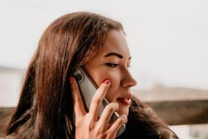 contento joven sonriente mujer con pecas al aire libre retrato. suave soleado colores. al aire libre de cerca retrato de un joven morena mujer y mirando a el cámara, posando en contra otoño naturaleza antecedentes foto