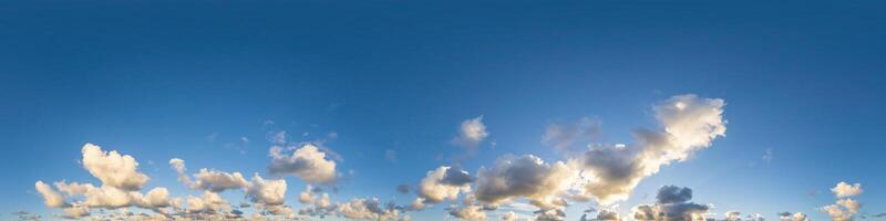 oscuro azul puesta de sol cielo panorama con cúmulo nubes sin costura hdr pano en esférico equirrectangular formato. completar cenit para 3d visualización, juego y cielo reemplazo para aéreo zumbido 360 panoramas. foto