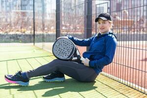 uno mujer jugando paleta tenis foto