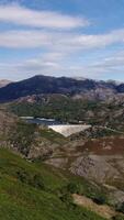 verticale vidéo de hydro-électrique Puissance station o vilarinho das furnas dans le Portugal aérien vue video